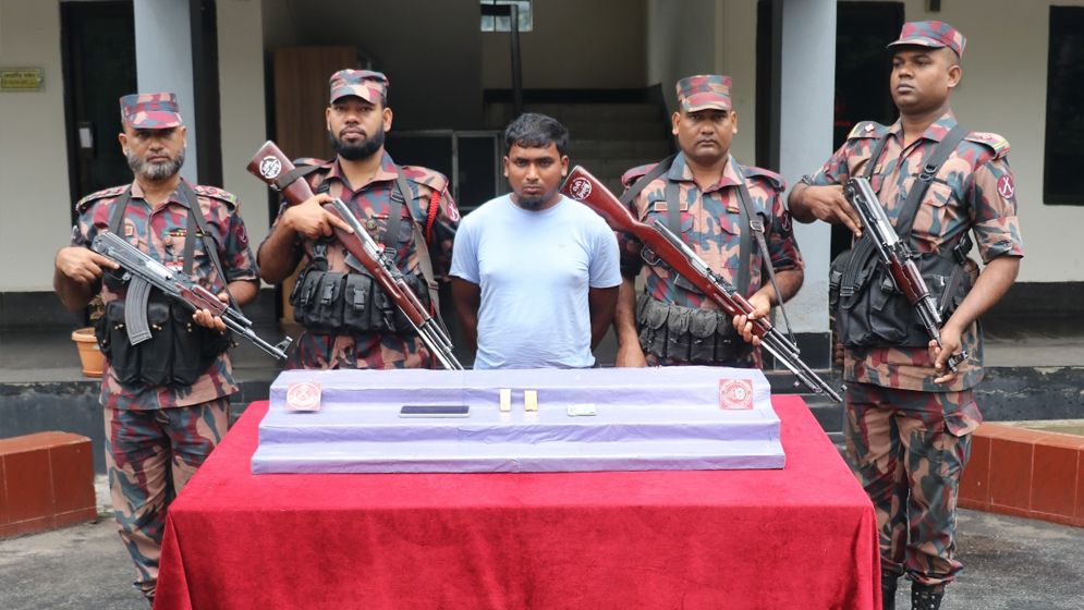 প্যান্টে বিশেষ কায়দায় লুকানো ছিল ৬১ লাখ টাকার সোনার বার