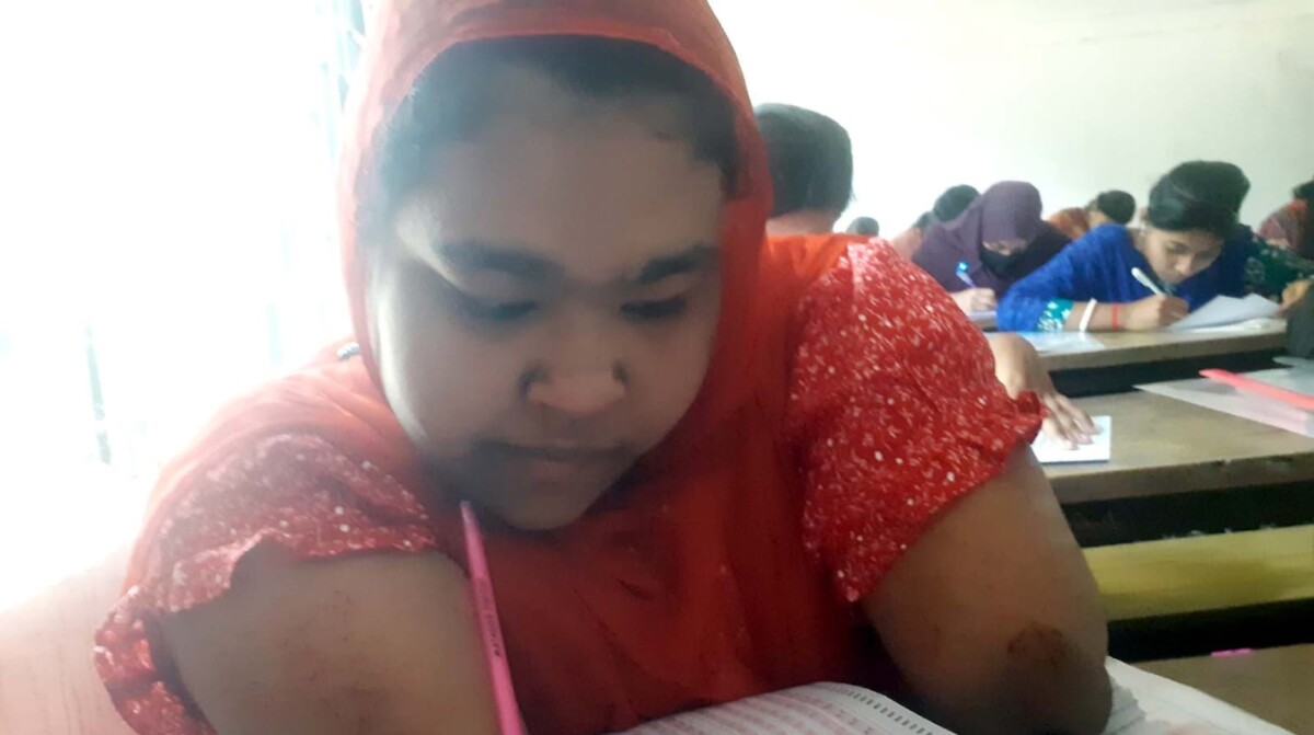 মুখ দিয়ে লিখেই এসএসসিতে জিপিএ ৫ পেলেন লিতুন জিরা