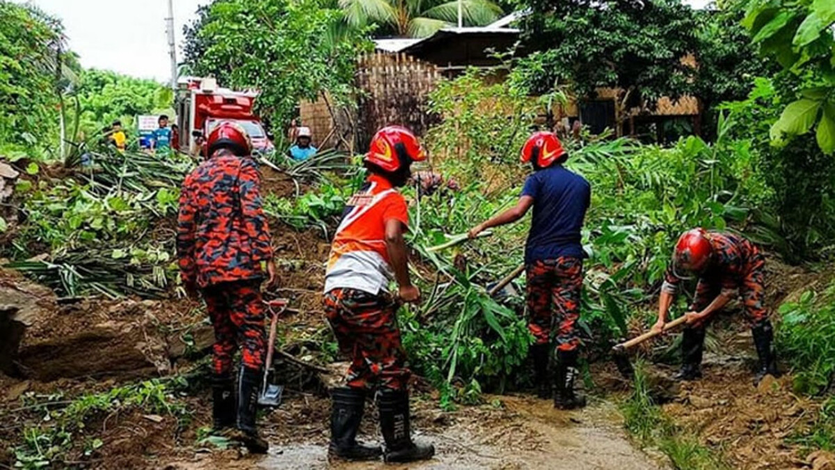 সাজেক সড়কে পাহাড় ধস, আটকা পড়েছেন ৪২৫ পর্যটক