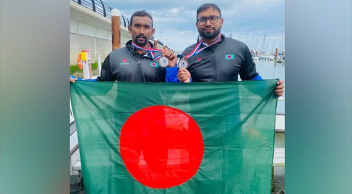 ৩৭ বছর পর ইংলিশ চ্যানেল পাড়ি দিলেন বাংলাদেশের দুই সাঁতারু