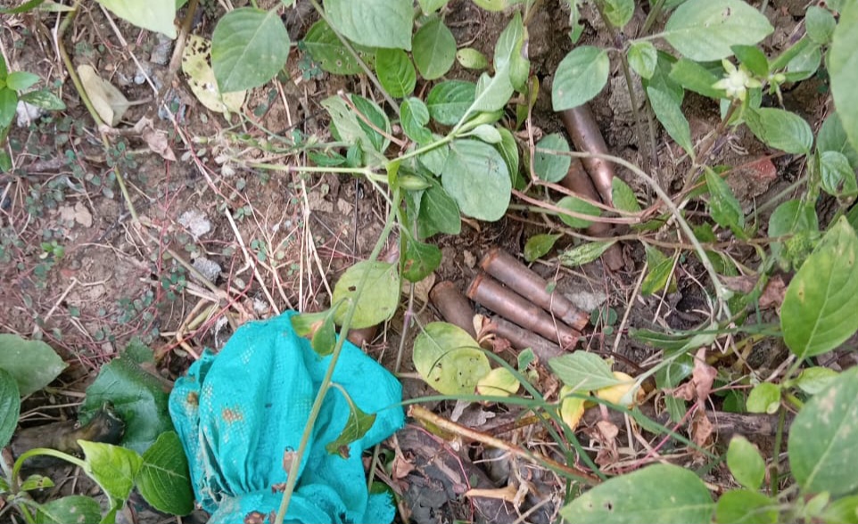 যশোরে আওয়ামী লীগ নেতার ব্যবসা প্রতিষ্ঠান থেকে গুলির খোসা উদ্ধার